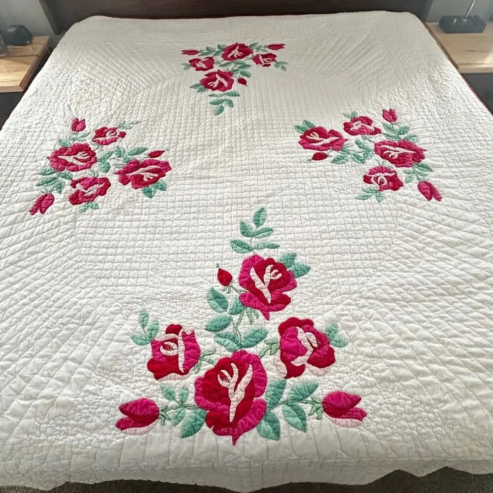 Vintage 1950s Rose Appliquéd Hand Stitched Quilt Full/Queen